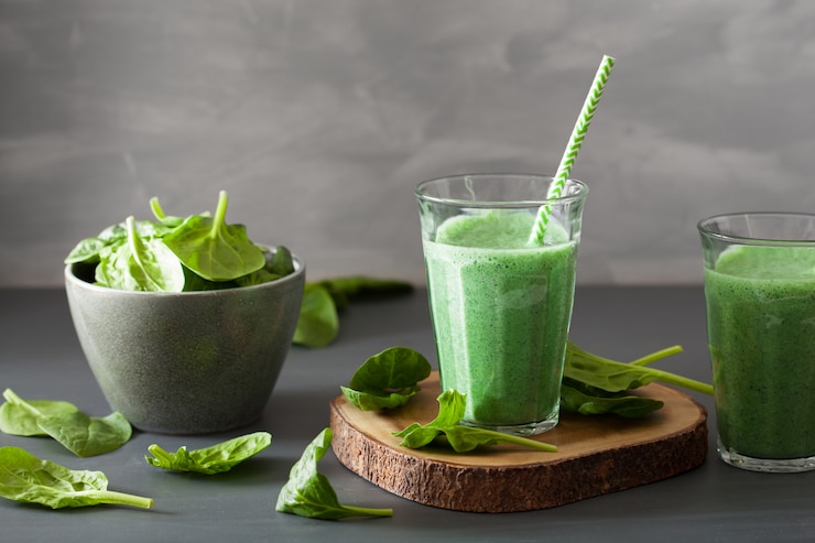 Photo green spinach smoothie with spirulina