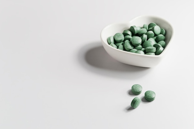 зеленые спирулина детокс таблетки на белом столе