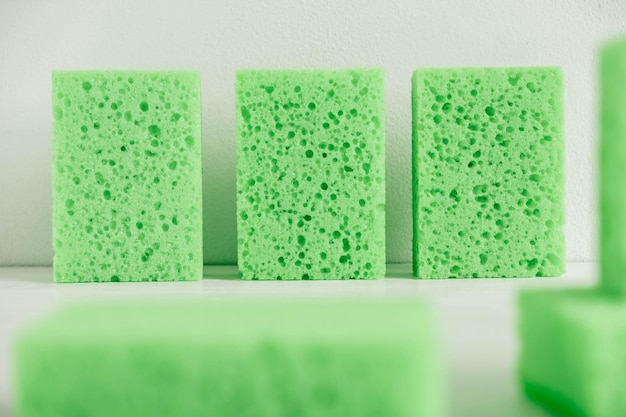 Зеленые губки для чистки на белом фоне