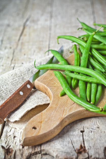 Green string beans and knife