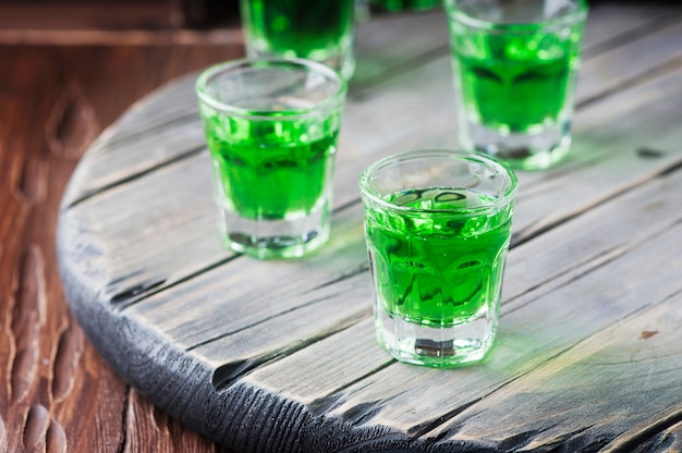 Cocktai sano dolce verde con terragonl