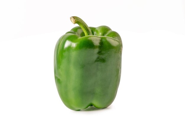 Photo green sweet pepper isolated on white background with clipping path.