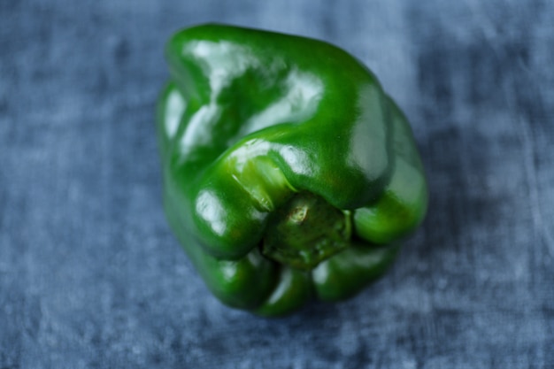 Photo green sweet pepper on the table