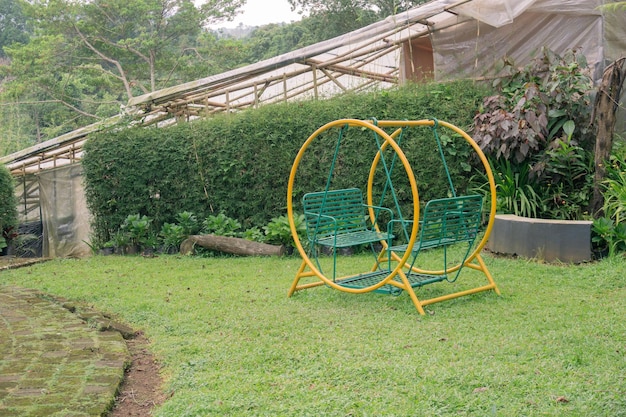 Photo a green swing in a garden perfect for a holiday with beloved family members