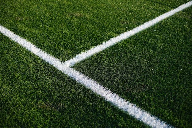 Зеленая синтетическая травяная поверхность на футбольном поле европейского футбольного поля с искусственной травой