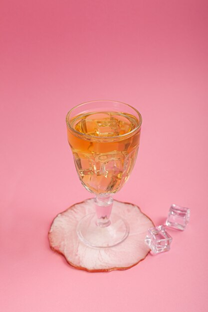 Photo green tea in a glass on a pink background