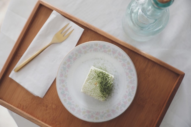 Десерт в японском стиле с зеленым чаем маха, вид сверху