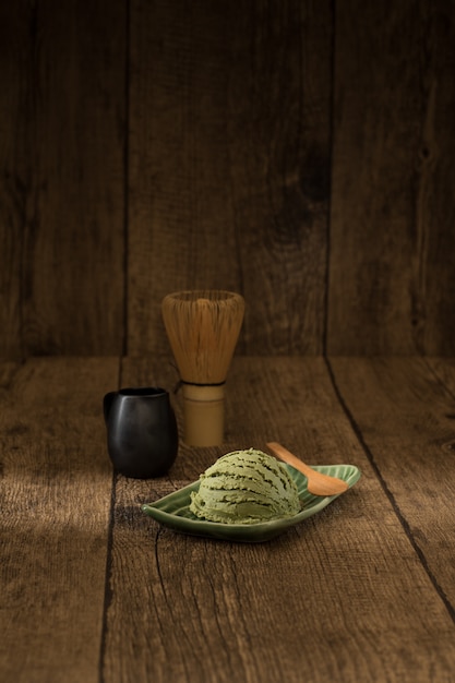 Tè verde matcha gelato giapponese su stile di decorazione tatami tradizionale dolce e freddo