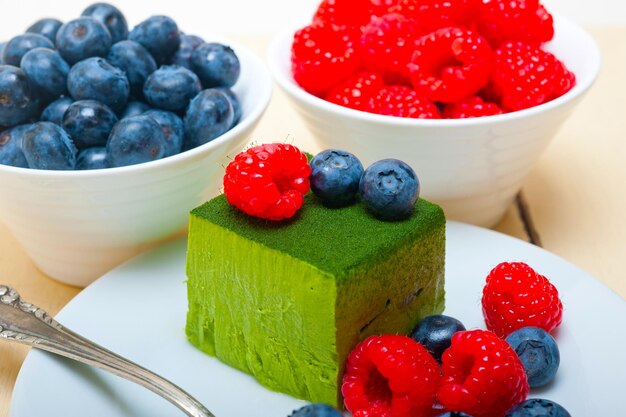 Photo green tea matcha mousse cake with berries