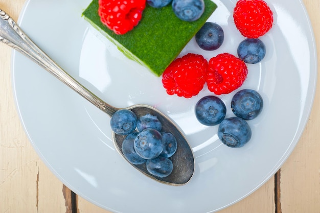 Photo green tea matcha mousse cake with berries