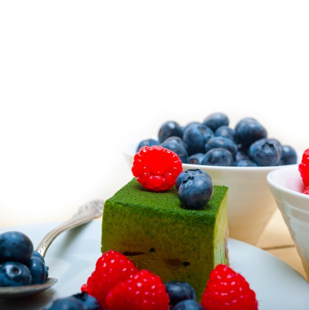 Муссовый торт с зеленым чаем матча и ягодами