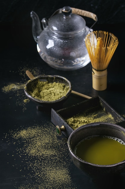 Foto tè verde matcha in polvere e bevande