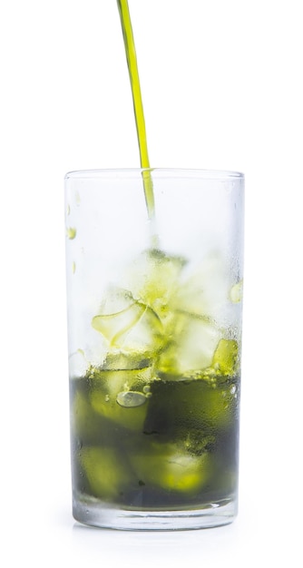 Foto tè verde latte isolato su sfondo bianco