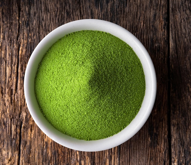 Photo green tea powder in a bowl on table