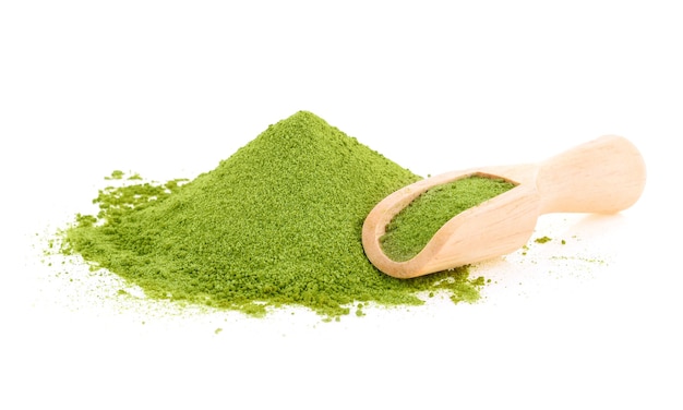 Tè verde in polvere isolato su sfondo bianco