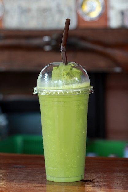 Photo green tea spinning with wooden background