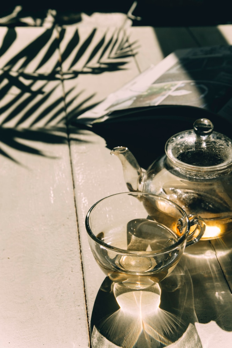 Photo green tea in the sun