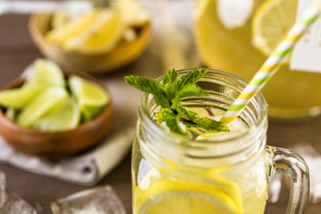 Tè verde con agrumi in barattolo di vetro da bere con ghiaccio.