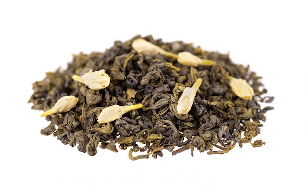 Tè verde al gelsomino, isolato. tè asciutto verde aromatico, fine in su.