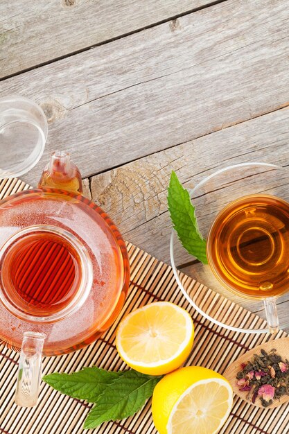 Photo green tea with lemon and mint on wooden table