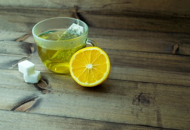 Зеленый чай с лимоном и сахаром