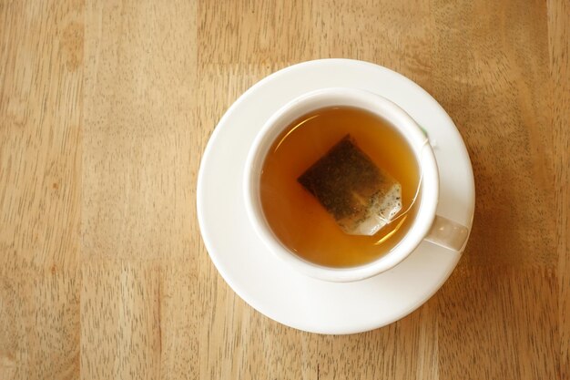 Tè verde con bustina di tè su sfondo di piastrelle