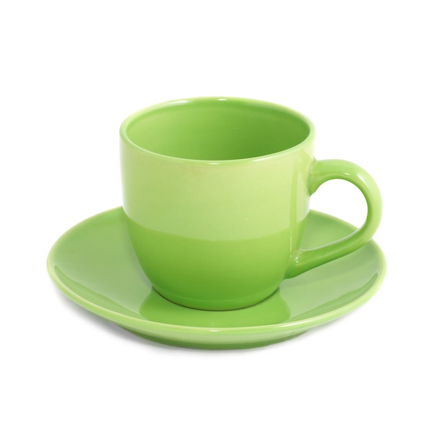 Зеленая чашка и блюдце, изолированные на белом фоне