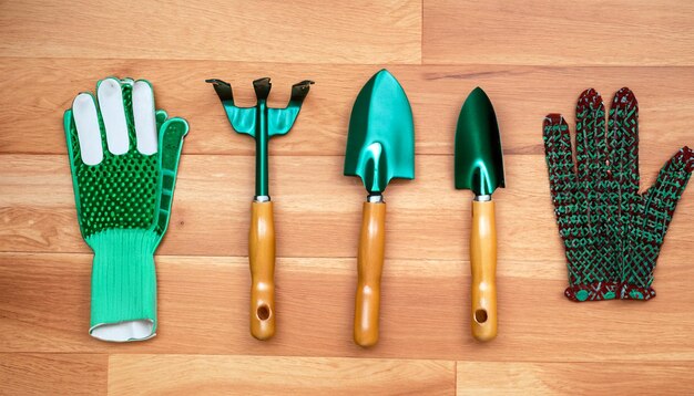 Green Thumb Essentials Вид сверху на садовые инструменты на деревянном полу Приготовьтесь к выращиванию