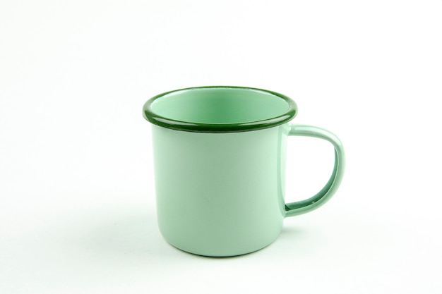 Зеленая жестяная чашка.