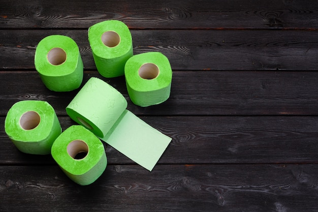 Зеленые рулоны туалетной бумаги