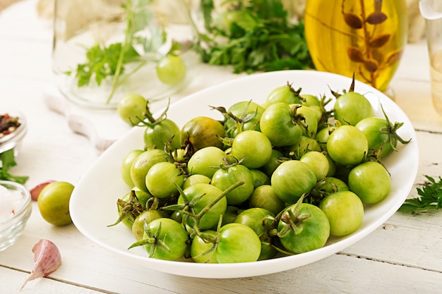 Photo green tomatoes in a white bowl.