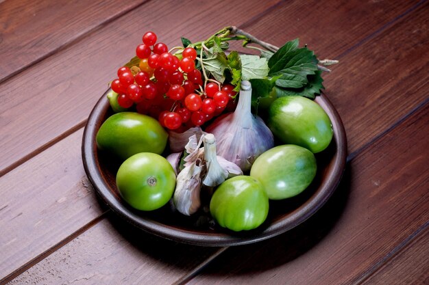 마늘을 곁들인 그린 토마토