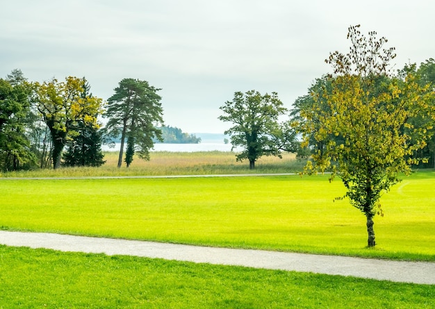 Herrenchiemsee 궁전 공원의 푸른 나무