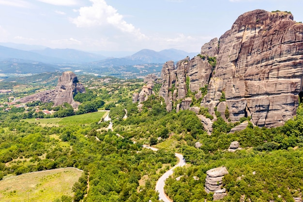 ギリシャの昼間の緑の木々と岩山