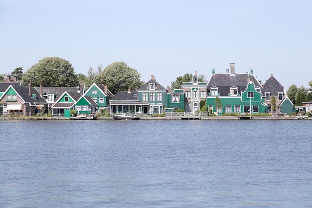 写真 オランダのザンセ・シャンズ村の緑色の典型的な家
