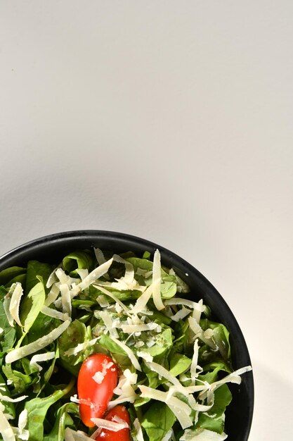 녹색 잎 믹스와 야채로 만든 녹색 비건 샐러드.