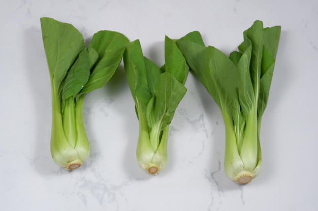 緑の野菜、白で隔離されるチンゲン菜