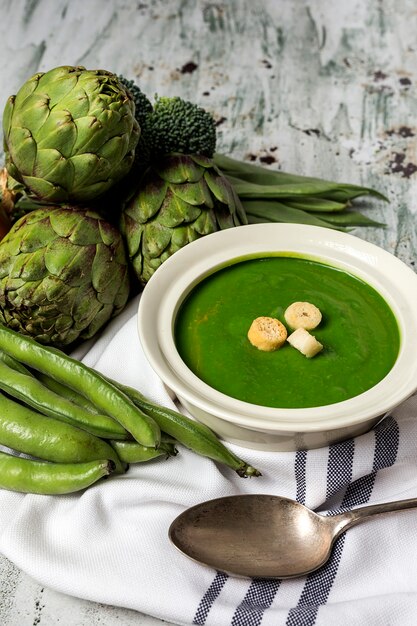 Green vegetable cream soup 