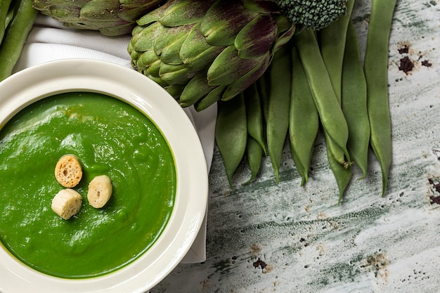 Green vegetable cream soup 