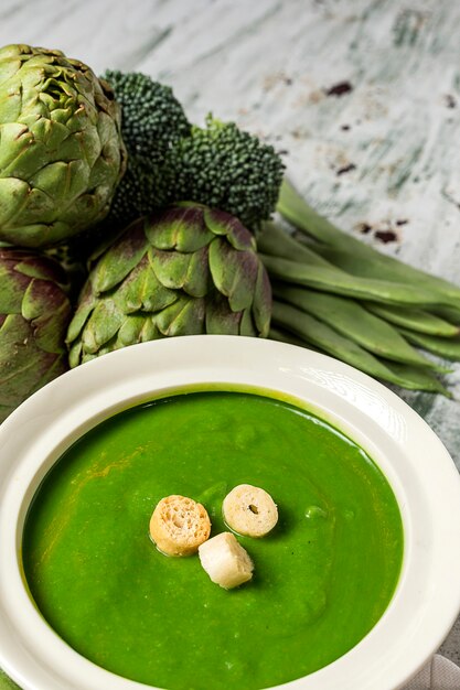 Green vegetable cream soup 