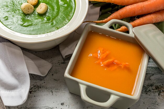 Green vegetable cream soup 