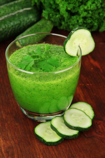 Foto succo di verdura verde sul primo piano del tavolo