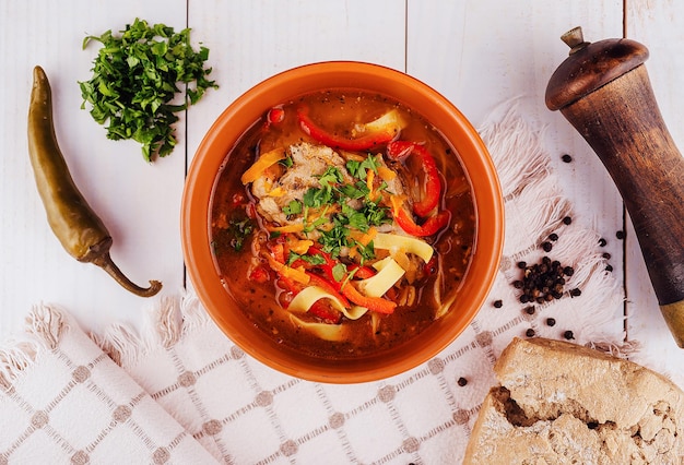 Foto zuppa di tagliatelle di verdure verdi e tagliatelle di manzo