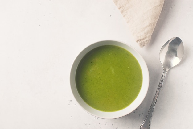 白、上面図に緑の野菜スープ