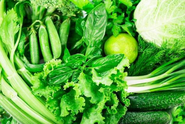 緑の野菜の背景、健康的な食事、ベジタリアン料理。