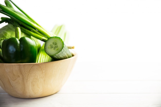 Зеленые овощи в миске