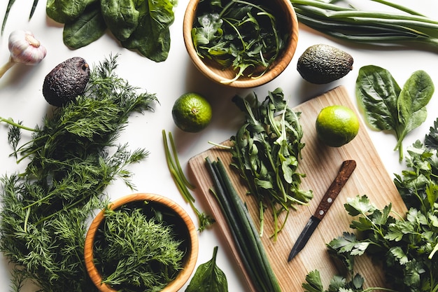 Photo green vegetables and fruits, avocado, lime, cabbage, parsley, cucumber, dill, onion ,salad, spinach