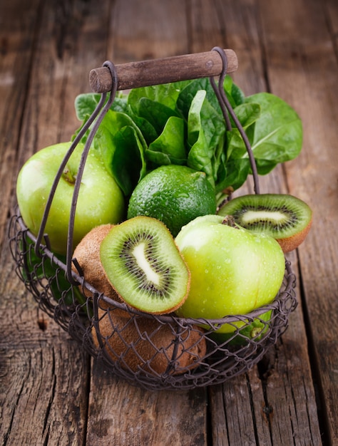 緑の野菜や果物。夏のビタミン