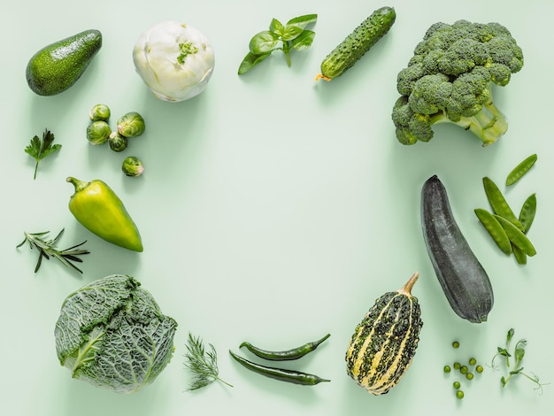 Зеленые овощи на зеленом фоне копией пространства