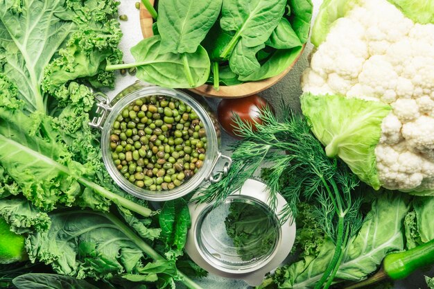 緑の野菜ハーブ豆と果物健康的なきれいな葉野菜の種白い背景の菜食主義のタンパク質源とデトックスダイエット栄養のスーパーフード